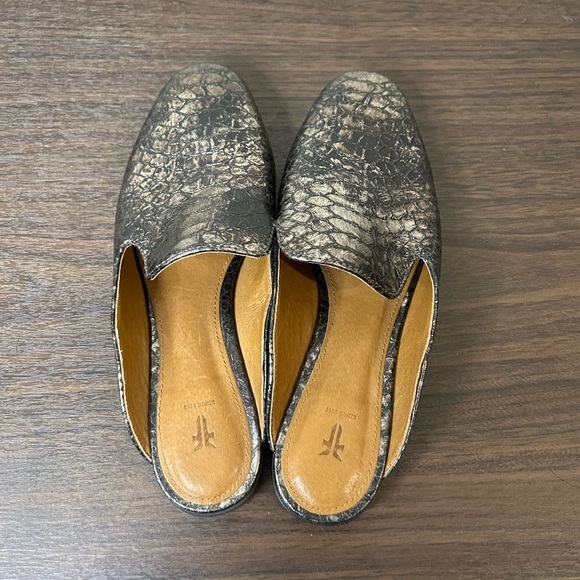 Frye Terri Metallic Embossed Mule in Pewter, size 6. - Picture 3 of 8